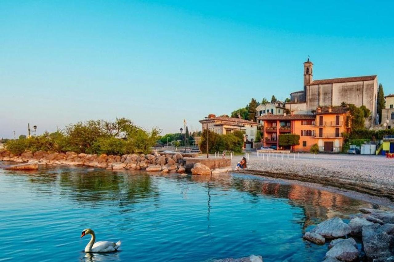 Apartamento Luminoso Trilocale Con Piscina E Giardino Privato Desenzano del Garda Exterior foto
