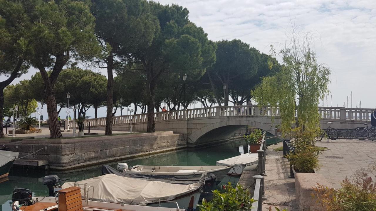 Apartamento Luminoso Trilocale Con Piscina E Giardino Privato Desenzano del Garda Exterior foto