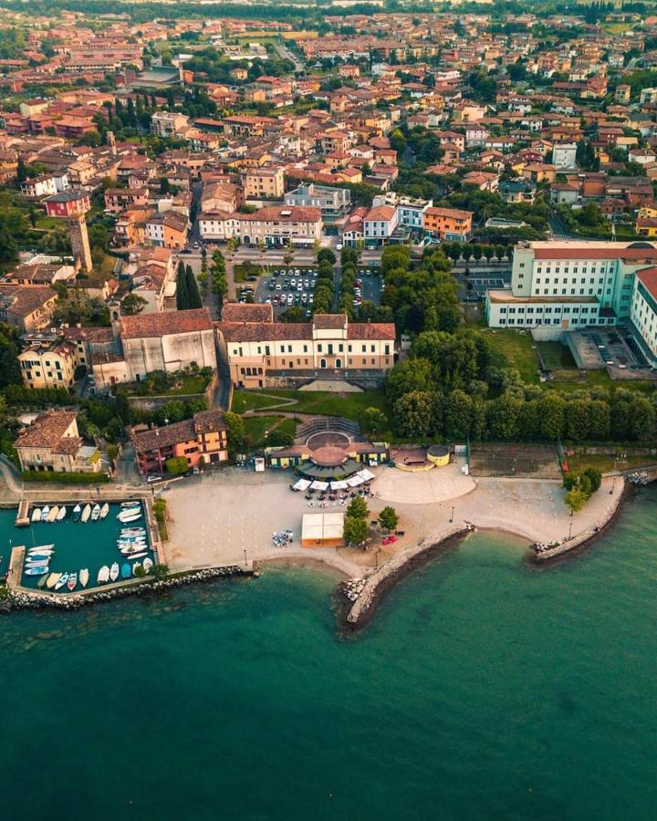 Apartamento Luminoso Trilocale Con Piscina E Giardino Privato Desenzano del Garda Exterior foto