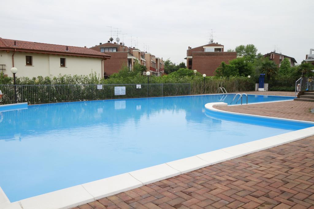 Apartamento Luminoso Trilocale Con Piscina E Giardino Privato Desenzano del Garda Exterior foto
