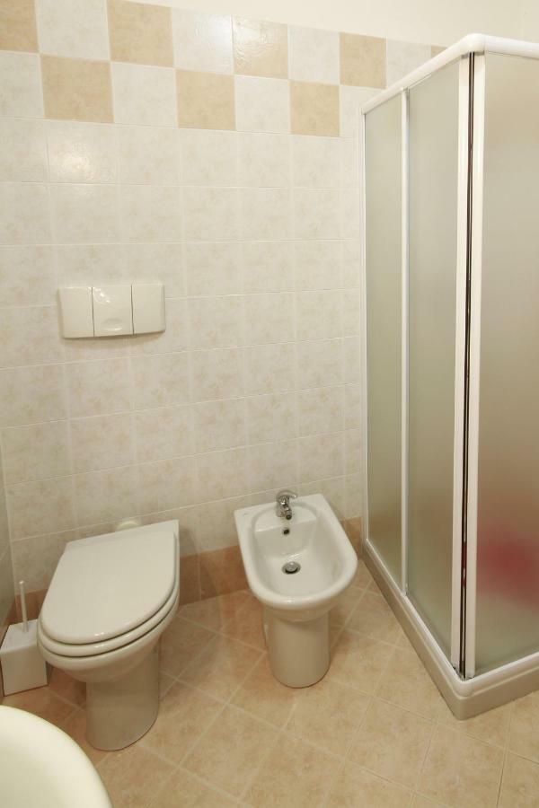 Apartamento Luminoso Trilocale Con Piscina E Giardino Privato Desenzano del Garda Exterior foto