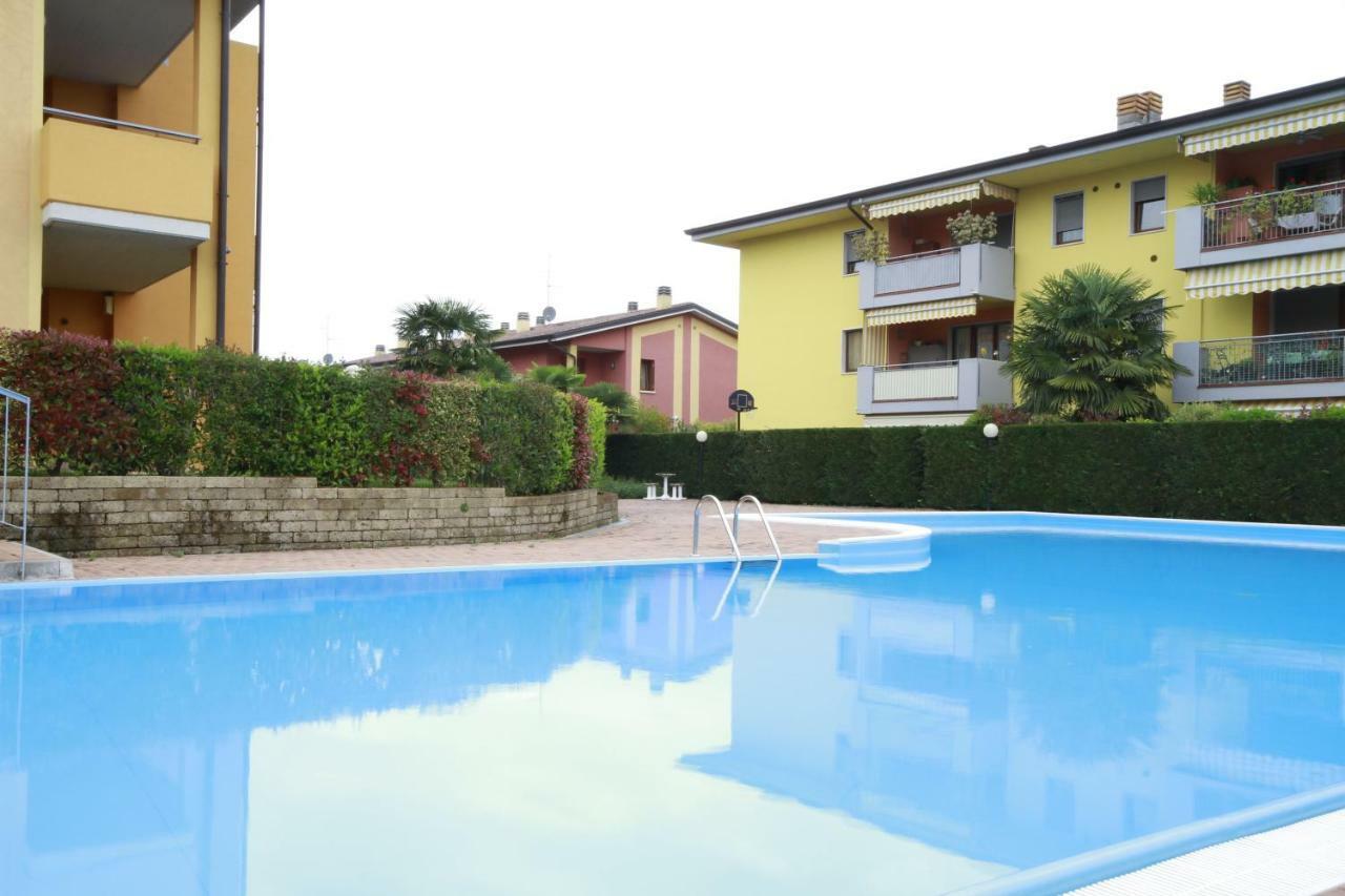 Apartamento Luminoso Trilocale Con Piscina E Giardino Privato Desenzano del Garda Exterior foto